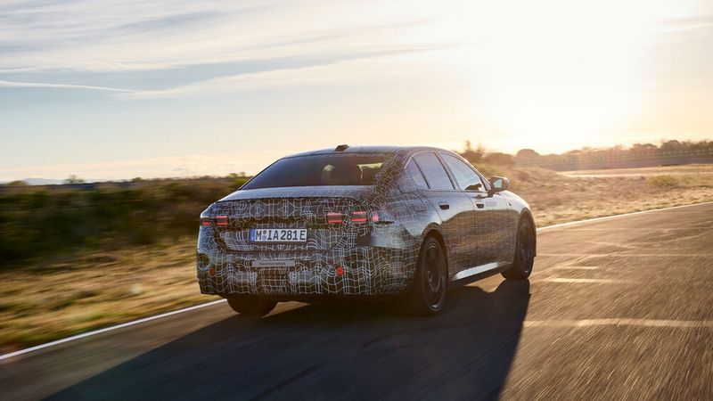 Das M60-Modell agiert in einer anderen Liga: Es beschleunigt mit ungeheurer Vehemenz, die Leistung geht ihm praktisch nie aus. (Bild: Autoren-Union Mobilität/BMW)