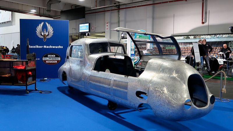 Ein Teil der Sonderschau zur Nachwuchsgewinnung: Rohkarosserie im Stil der Zwanzigerjahre. Sie ist für das Fahrgestell eines 1930er Delage D8 vorgesehen, der aktuell bei Ulrich Weinberg in Zetel bei Wilhelmshaven restauriert wird. (Bild: Diehl – VCG)