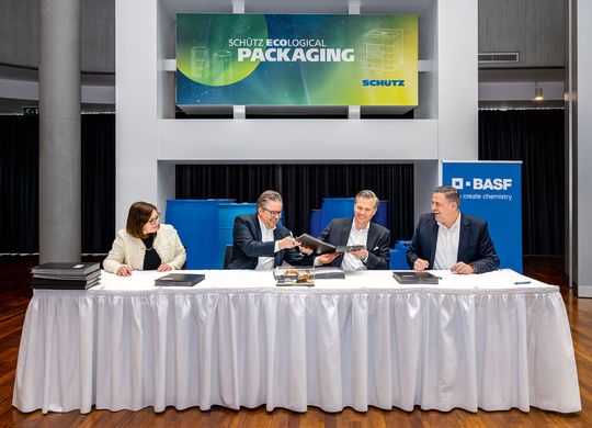 BASF und Schütz haben einen Ansiedlungsvertrag über den Bau eines hochautomatisierten Produktions- und Lagerstandorts für Intermediate Bulk Container (IBC) am Unternehmenssitz der BASF in Ludwigshafen unterzeichnet. (v.l.n.r.): Tülin Ersari (VP Controlling und Strategie für Europäische Verbundstandorte bei BASF), Helmut Winterling (President Europäische Verbundstandorte bei BASF), Oliver Helling (Sales Director EMEA & Head of Global KAM bei Schütz), Veit Enders (Mitglied der Geschäftsführung der Schütz-Gruppe). (Bild:  Schütz)