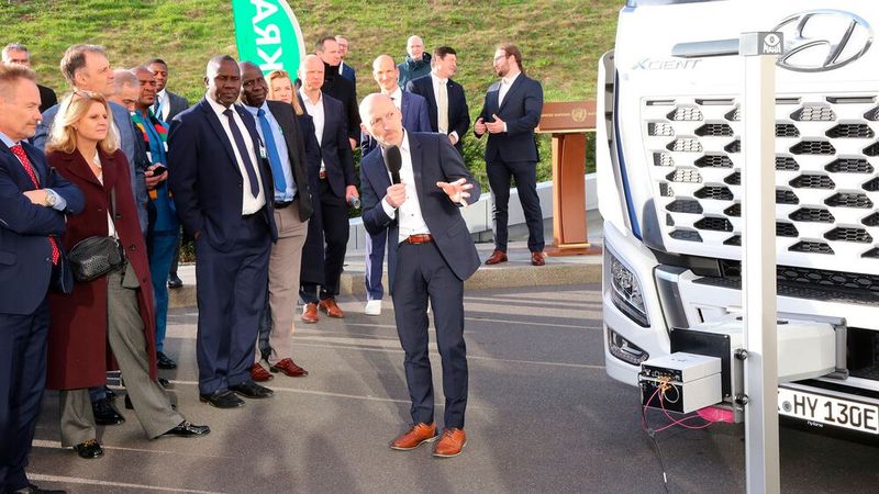 Thomas Ost, Leiter Dienstleistungsentwicklung, Dekra Service Division Vehicles, demonstrierte in Genf die neue Methode. Der Testgerät-Prototyp ist am Rollwagen eines Scheinwerfereinstellgeräts montiert.(Bild:  Dekra)