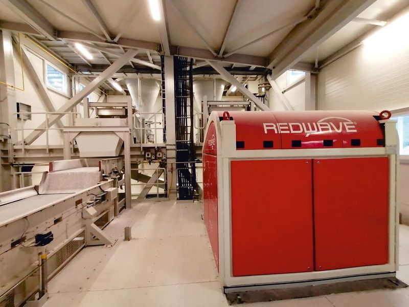 Die Sortierung basiert auf der sensorgestützten Nah-Infrarot Sortiertechnik mit Farberkennung. (Bild: Redwave)