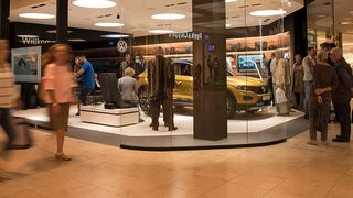 Das Hamburger Autohaus Petschallies betreibt den deutschlandweit ersten VW-Citystore. (VW)