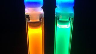 Der Farbstoff (links), den die Hallenser Forschenden dem Harzsystem für die Wicklungsisolierung von Elektromotoren hinzufügen, ändert seine Farbe, wenn ein bestimmter Alkohol daran bindet – dann wird er grün. Das bedeutet, der Elektromotor sollte ausgetauscht werden. (Uni Halle/A. Funtan)