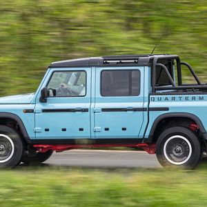 Die steil abfallenden Fenster sowie glatte Karosserieflächen zeigen auch optisch die Nähe zum Ineos Grenadier.(Bild:  Simon Palfrader)