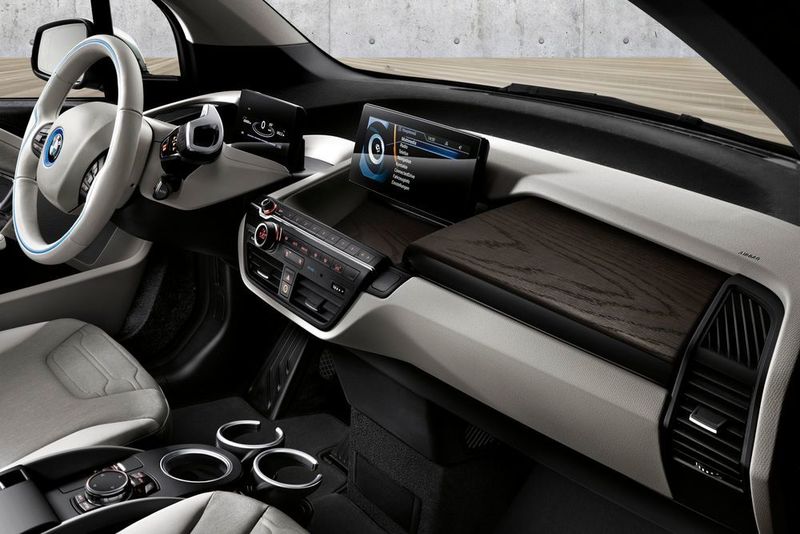 Besitzer älterer i3 können ihr Fahrzeug mit der neuen Batterie ausrüsten. Die von den Kunden eingetauschten Batterien mit 22 kWh starten in ein zweites Leben und werden für den Aufbau von stationären Stromspeichern verwendet. (Foto: BMW)