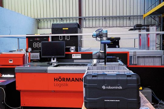 Gemeinsam mit seinem Partner Robominds bietet Hörmann Logistik eine ausgeklügelte, produktive und KI-gestützte Pick-by-Robot-Lösung an. Gemeinsam mit seinem Partner Robominds bietet Hörmann Logistik eine ausgeklügelte, produktive und KI-gestützte Pick-by-Robot-Lösung an.