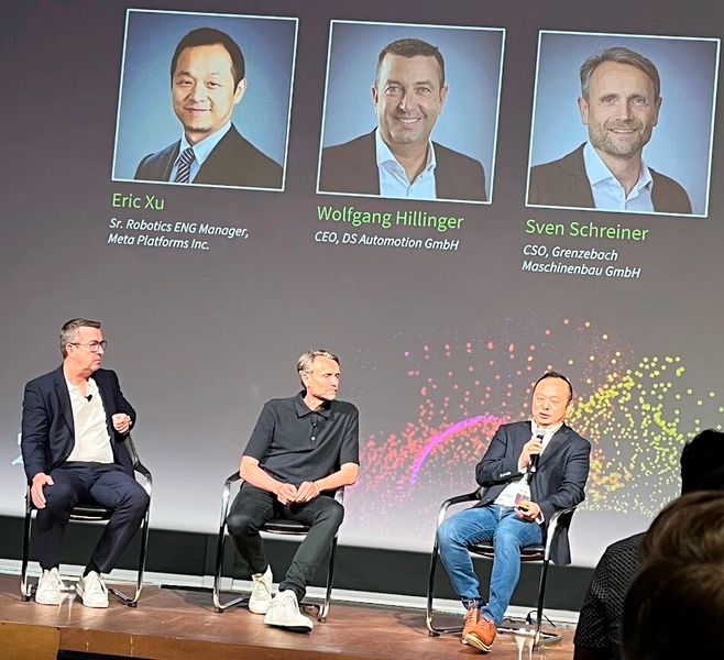 Die Racks werden größer, schwerer ... Wer kann sie noch wie bewegen? Darum haben sich auf der EMEA-Konferenz der Open Compute Foundation diese Herren gekümmert: Eric Xu, Sebior Robotics EHG Manager bei der Meta Platforms Onc. als Moderator, Wolfgang Hillinger, CEO der DS Automation GmbH und Sven Schreiner, CDO der Grenzebach Maschinenbau GmbH.  (Bild: uo/ VogelIT-Medien GmbH)