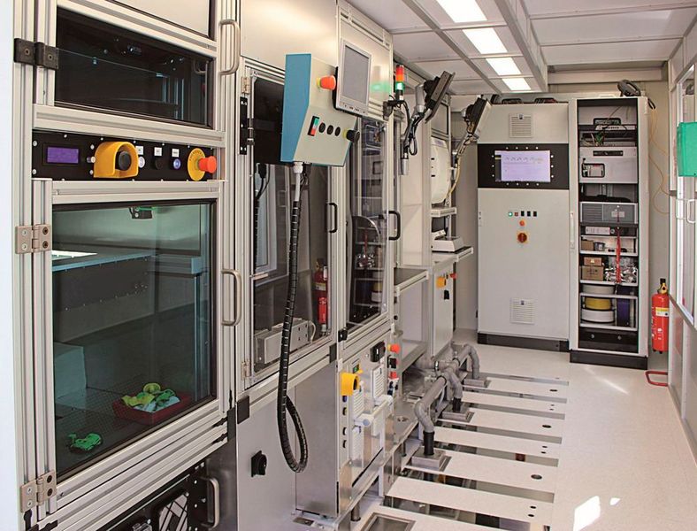 Der Container enthält ein modulares und intelligent vernetztes Fertigungssystem. (Bild: Fraunhofer IPA)