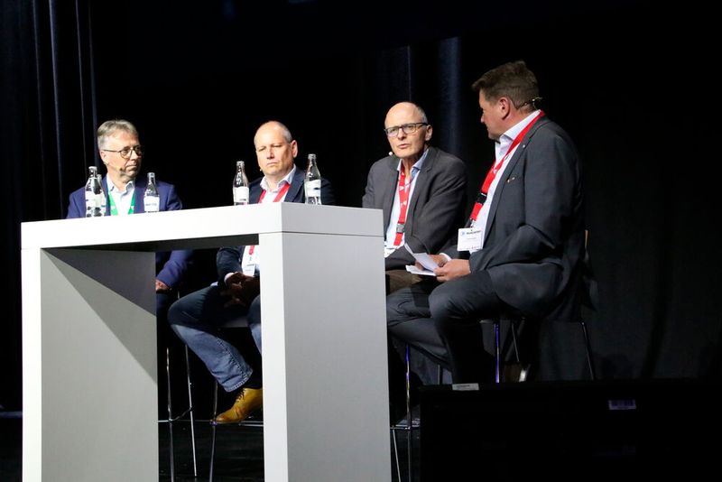 Daneben standen fachliche Informationenen im Mittelpunkt. Das Pkw-Symposium hatte unter anderem eine Diskussionsrunde mit Vertretern der HUK und Allianz zu bieten.  (Bild: Jürgen Klasing)