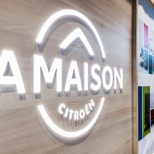 Der Händler setzt im Schauraum erstmalig das „La Maison”-Konzept des französischen Importeurs um.(Bild:  Olaf Malzahn/Klaus+Co)