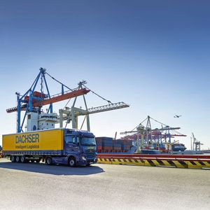 Das Speditionsunternehmen Dachser ist 1930 in Kempten im deutschen Allgäu von Thomas Dachser mit einem einfachen Geschäftsmodell gegründet worden. Der Familienbetrieb transportierte vom bäuerlichen Allgäu Milch und Käse ins Ruhrgebiet und brachte von dort Industriegüter nach Süddeutschland.