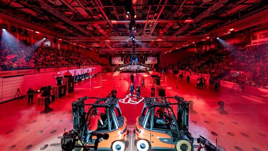 Beim 18. Staplercup in der voll besetzten Aschaffenburger F.A.N. Frankenstolz Arena wurde bei grandioser Stimmung echter Spitzensport geboten.(Bild:  Staplercup)