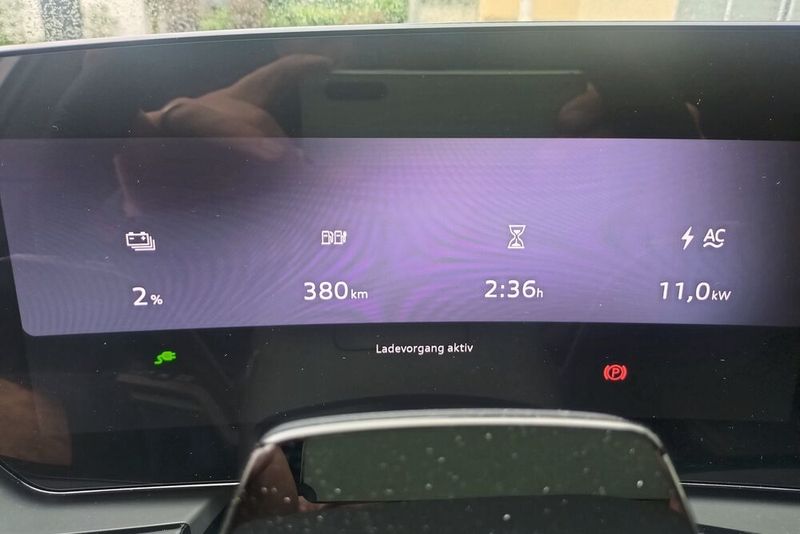 Audi gibt bei einer Leistung von 11 kW eine Ladezeit von 165 Minuten an. Der Praxistest bestätigt die Angabe. (Bild: Sven Prawitz/Vogel Communications Group)