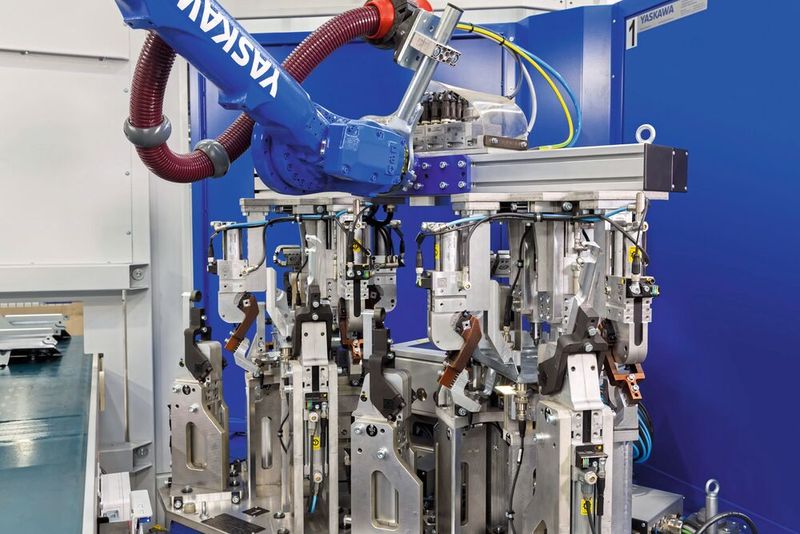 Der Yaskawa GP88 ist für die Handhabungsaufgaben mit einem komplexen Doppelgreifer ausgestattet.  (Bild: Yaskawa Europe)