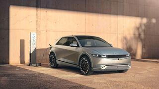 Auf einen Hyundai Ioniq 5 müssen Kunden aktuell mindestens vier Monate warten. Es kann aber auch länger dauern. (Hyundai)