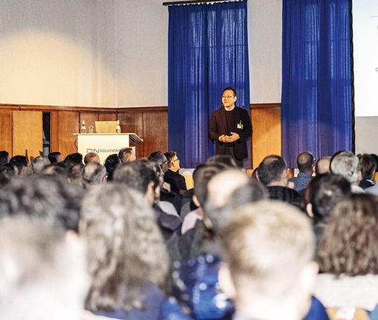 Won-jong Kim informiert die Heller-Mitarbeitenden über den erfolgreichen Abschluss der Übernahme und erläutert die Synergien der neuen Partnerschaft mit DN Solutions.(Bild:  DN Solutions)