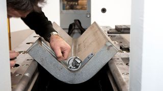 Die größte Abkantpresse der Power-Press Serie arbeitet mit einer hochpräzisen Belastbarkeit von 1000 t/m. Bis zu 150 mm dickes Blech wurde im Testfeld exakt umgeformt. Bild: Sandern Gruppe (Archiv: Vogel Business Media)