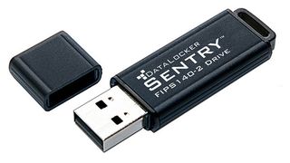 Der „Datalocker Sentry“ von Origin Storage ist äußerst kompakt gehalten und verfügt über ein stabiles Gehäuse. Dieses soll auch vor Wasser- und Feuerschäden schützen. (Bild: Origin Storage)