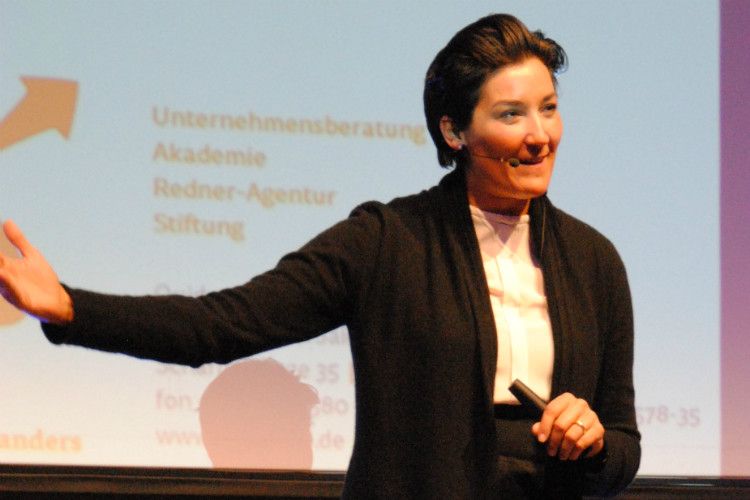 Bestsellerautorin und Coachingtrainerin Daniela A. Ben Said nutzt jede Sekunde, nicht nur bei ihrem Vortrag. (Foto: Baeuchle)