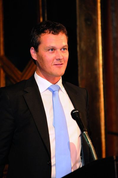 Für Jörg Heinermann von Mercedes-Benz hat sich die Reise von Berlin nach München gelohnt: Er durfte gleich zwei Gewinner beglückwünschen. (Archiv: Vogel Business Media)