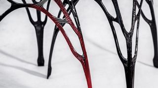 Bitte Platz zu nehmen: Wenn am 1. September 2015 im Deutschen Museum in Bonn die vom Spitzencluster MAI-Carbon initiierte Ausstellung „Harter Stoff“ öffnet, dann demonstrieren Dresdner Forscher konsequente Leichtbauweise anhand dieser Leichtbau-Hocker. (Bild: IPF)