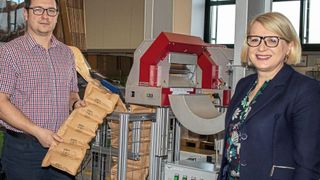 Umweltschutz: Diana Wilhelm, Head of Corporate Logistics und Gerrit Kranholdt, Leiter Global Distribution Center, präsentieren die neuen Papierluftpolster, die automatisch an den Pick-Platz geblasen werden.  (Wago)