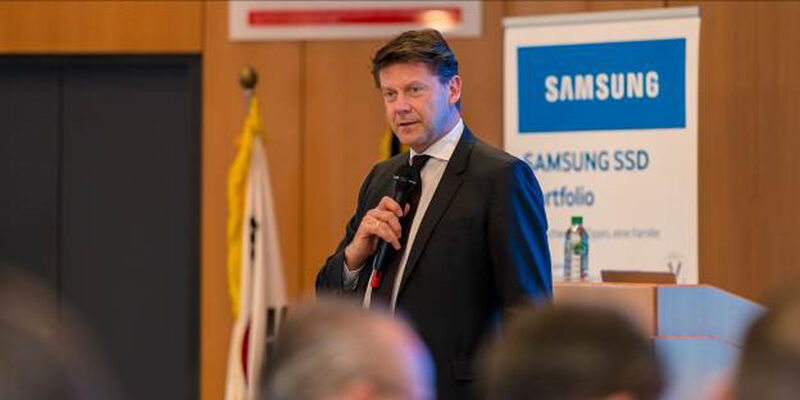 Martin Böker, Director Enterprise Business Division Samsung, präsentiert die Gesamtunternehmensstrategie und Fokusthemen von EBD. (Bild: Samsung)