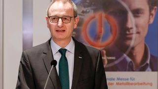 Dr. Wilfried Schäfer, Geschäftsführer beim Veranstalter VDW (Verein Deutscher Werkzeugmaschinenfabriken) freut sich: „Die METAV punktet wieder mit ihrem riesigen Angebot an Großmaschinen. Außerdem sind die beiden Themen Additive Manufacturing und Quality der Renner.“ (Bild: Messe Düsseldorf)