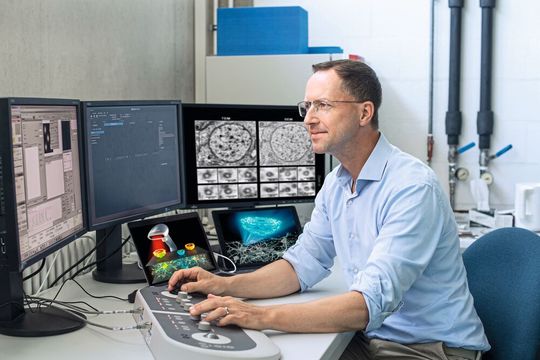 Prof. Gil Gregor Westmeyer (im Bild) und sein Team haben genetisch kodierte Nano-Barcodes entwickelt. (Bild:  Andreas Heddergott, Barth van Rossum / TU Muenchen)