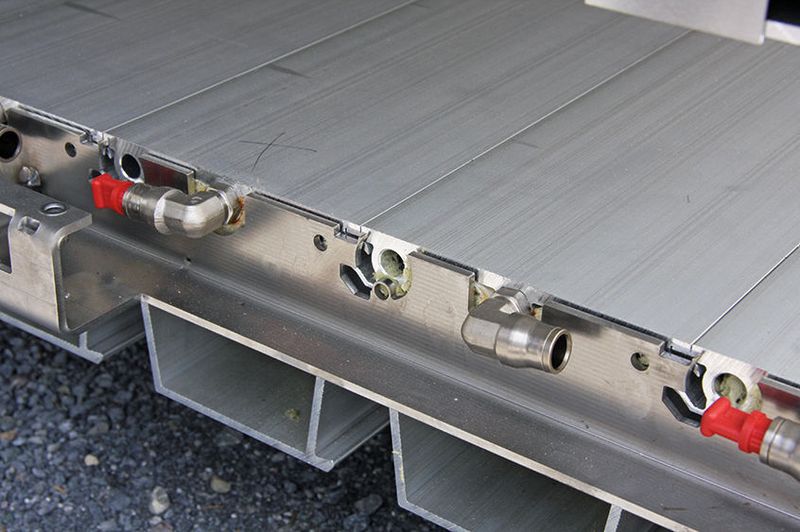 Seite eines «Helipads» während der Montage: Die Fittinge für das Beheizungssystem der Aluminiumprofile sind teils schon eingeschraubt. (Luca Meister)
