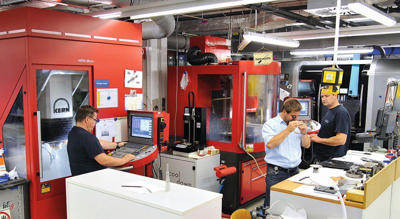 Mit der Kern Micro (li.) kann Admedes Schuessler echte Fünf-Achs-Simultan-Bearbeitung nutzen und Werkstücke bis Durchmesser 350 x 220 mm fräsen. Rechts im Bild eine Kern Evo. (Bild: Kern Microtechnik)