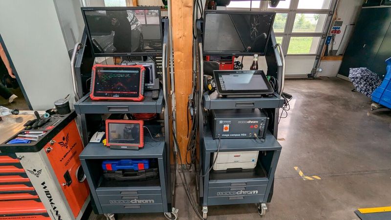 Auf einem Bein sollte man nicht stehen. Besser sind zwei oder noch mehr, zumindest in Sachen Diagnose. Kfz-Hager setzt hier vor allem auf die Marken Hella Gutmann und Launch und auf jeweils zwei Tester. (Bild: Dominsky – VCG)