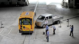 Eine zweite Winkelbahn ermöglicht Car2Car-Versuche. (Bild: Messring)