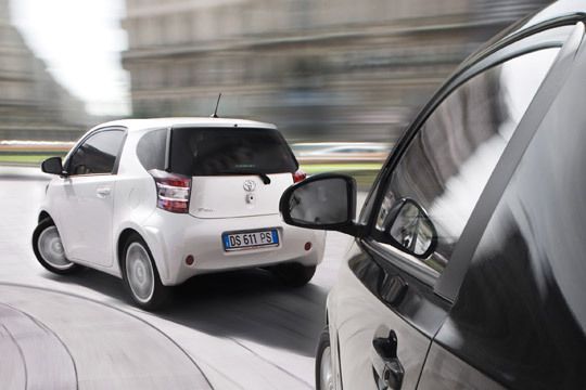 Extrem wendig: Mit nur 7,8 Metern Wendekreis schlängelt sich der IQ auch durch enge Gassen... (Archiv: Vogel Business Media)