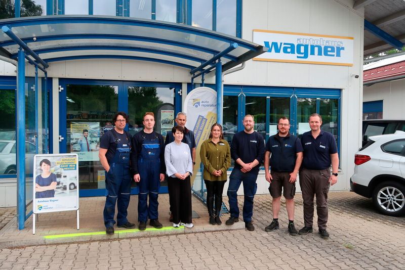 Das Erfolgsrezept funktioniert: 23 Menschen arbeiten mittlerweile in dem Familienbetrieb, den Wagner zum Jahreswechsel vollständig vom Vater übernommen hat. Bei unserem Besuch im Juli waren aber urlaubs- und krankheitsbedingt nicht alle da.  (Bild: Diehl – VCG)