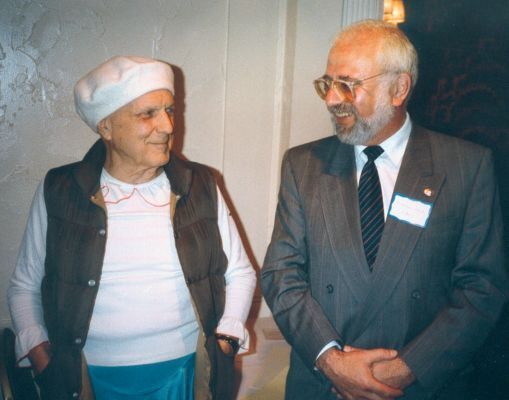 Bild 3: Stefan Keil (rechts) im Gespräch mit Ed Simmons (1988), dessen 1940 angemeldete Erfindung 1942 patentiert wurde. (Bild: Stefan Keil)