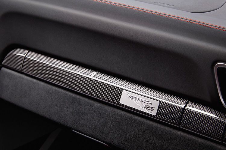 Die Zierleisten sind aus Sichtcarbon gefertigt. (Porsche)