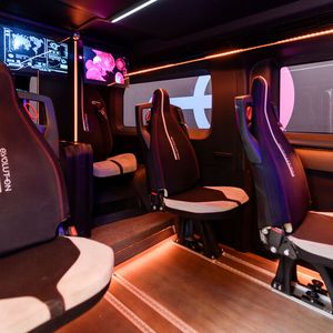 Bis zu sieben Personen finden im Shuttle Platz.(Bild:  Evolution Mobility)