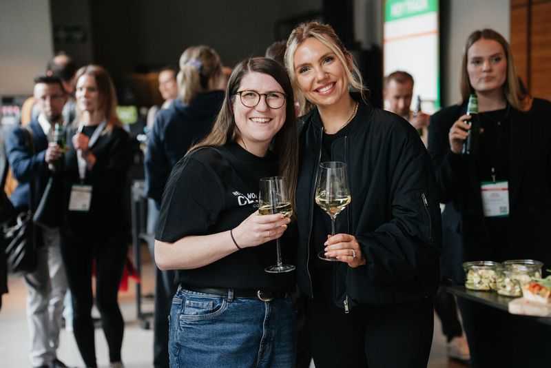Cloud Native is now! Unsere fabelhafte Moderatorin Sabine Wolz (l.) freut sich gemeinsam mit Lydia Hundsdörfer (Vogel IT-Akademie) über einen gelungenen Konferenztag. Cheers to that! (Bild: Vogel IT-Medien GmbH)