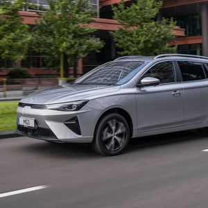 MG ist momentan die erfolgreichste chinesische Automarke in Deutschland. Der elektrische Kombi MG 5 ist ab 32.000 Euro zu haben.(Bild:  MG)