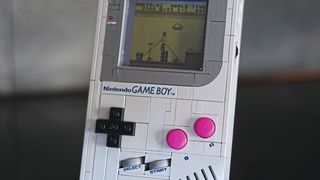 Hommage: Lego brachte 2025 das Set 72046 heraus, welches die Game-Boy-Experience in 421 Teilen zurückbringen soll. Inzwischen gibt es Mods, die das Modell sogar spielbar machen. (Bild: Michael Richter)