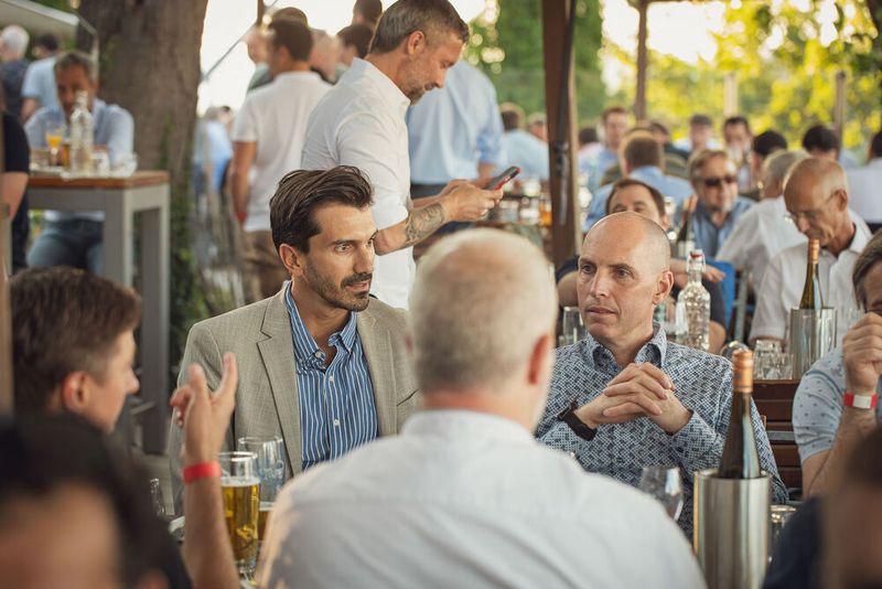 Anwenderkongress Steckverbinder 2023: Die Abendveranstaltung am Dienstag auf dem Nikolaushof mit Blick über Würzburg. (Bild: Stefan Bausewein)