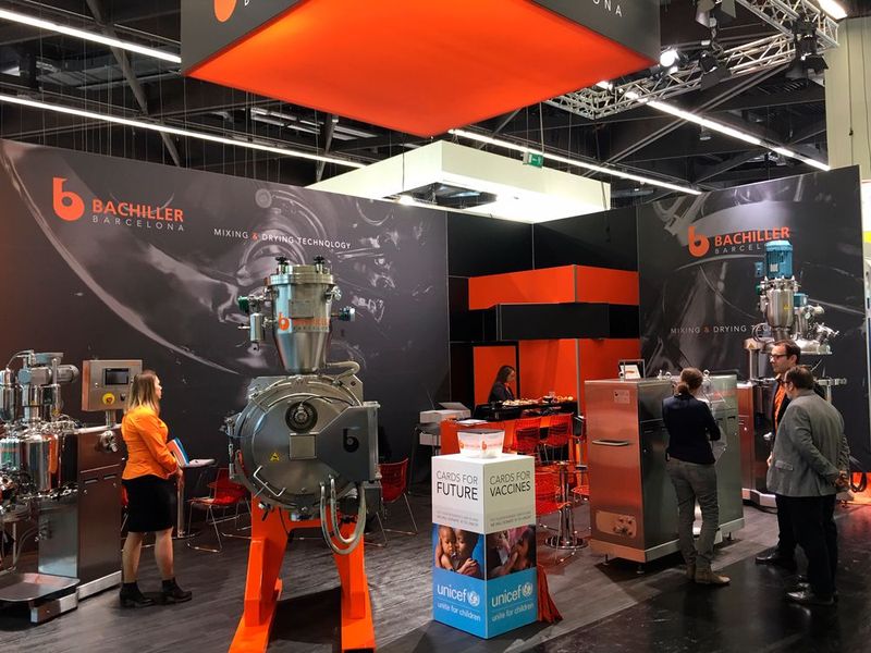 Fachbesucher bekommen auf der Powtech einen umfassenden Überblick zum aktuellen Stand der Pulver-, Granulat- und Schüttguttechnologien. Auf der Powtech 2019 präsentieren Aussteller ihre Weiterentwicklungen zu mechanischen Prozessen wie Zerkleinern, Agglomerieren, Trennen, Sieben, Mischen, Lagern und Fördern. Aber auch übergeordnete Themen wie Explosionsschutz, Hygienic Design und High Containment spielen eine zentrale Rolle. (Bild: Kielburger / PROCESS)