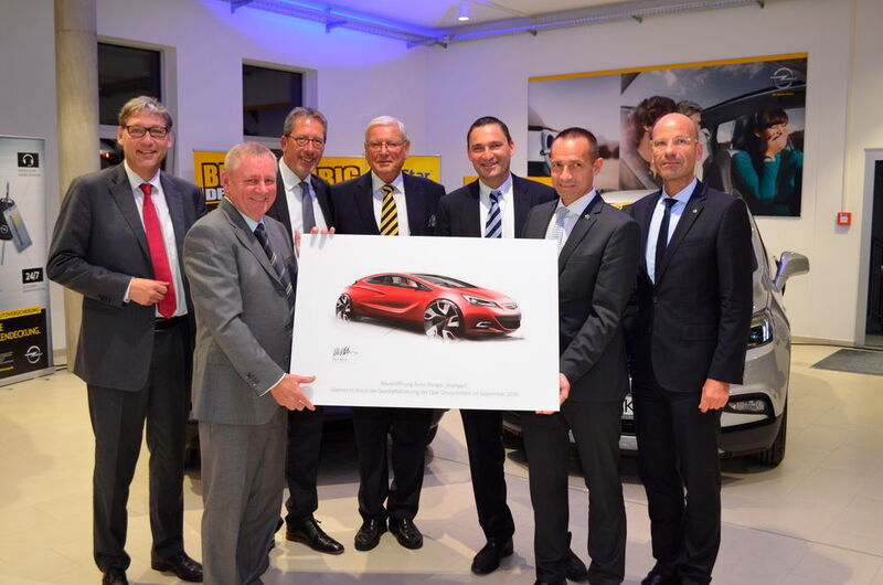 Gastgeschenk der Rüsselsheimer Vertriebsspitze – von links: AVAG-Vorstandssprecher Albert C. Still, Opel-Vertriebsvorstand Peter Küspert, Staiger-Chef Marcus Stein, AVAG-Aufsichtsratsvorsitzender Albert K. Still, AVAG-Vorstandssprecher Roman Still, Opel-Deutschland-Chef Jürgen Keller und Opel-Regionalleiter Elmar Klein. (Rehberg / »kfz-betrieb«)