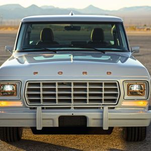 Das vollelektrische F-100-Eluminator-Konzept, das Ford Performance entworfen und entwickelt hat, entstand in Zusammenarbeit mit „MLe Racecars“ und steht auf einem maßgeschneiderten Chassis von „Roadster Shop“.(Bild:  Ford)