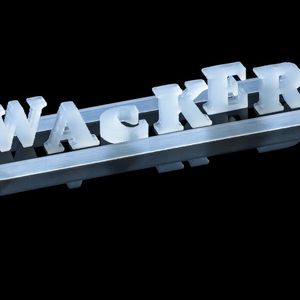 Wacker hat erstmals ein Verfahren entwickelt, das den dreidimensionalen Druck von Werkstücken aus Silicon gestattet. Das Verfahren eignet sich für viele Industriebereiche. Für die Automobil-, Medizin-, Haushalts- und Beleuchtungsindustrie ergeben sich ganz neue Möglichkeiten der Produktentwicklung. Prototypen, auch mit komplexen Geometrien, lassen sich schnell, flexibel und ohne teure Werkzeuge produzieren. Auch Kleinserien und Ersatzteile, die laufend an neue Anforderungen angepasst werden müssen, können auf diese Weise produziert werden.