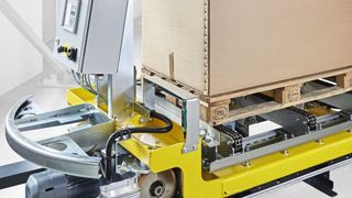 Mit Spitzengeschwindigkeiten von bis zu 150 m/min und hohen Beschleunigungswerten
befördert die Elektrobodenbahn Nutzlasten von über 1200 kg nahezu geräuschlos. (Schierholz)