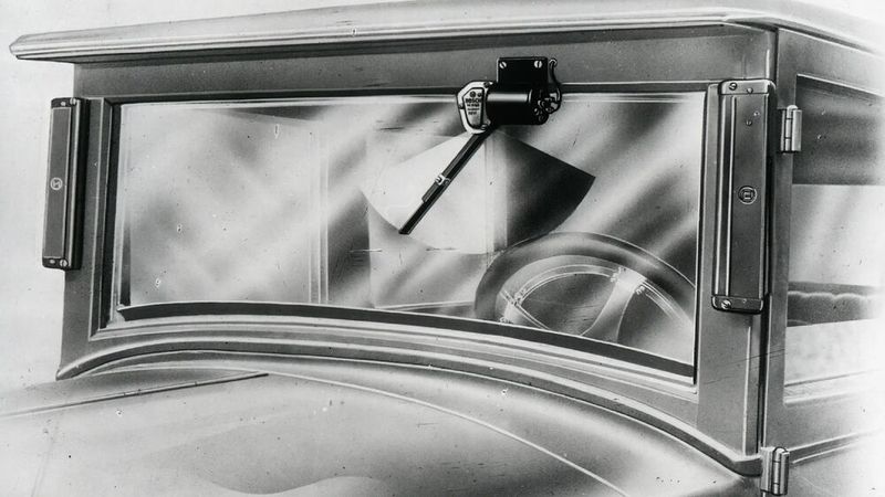1926 stellte die Firma Bosch erstmals eine Apparatur vor, bei der ein Elektromotor einen Wischarm mit Gummilippe über die Autoscheibe pendeln ließ, um das Regenwasser wegzuschieben. (Bild: Bosch)