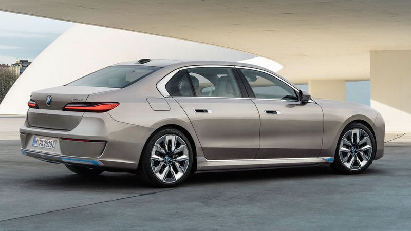 Der Siebener ist mit 5,40 Meter größer denn je, eine Version mit kürzerem Radstand wurde gestrichen. (Bild: Daniel Kraus/BMW)