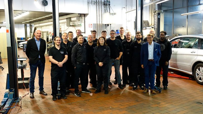 Echte Experten und Allrounder gleichzeitig: das Team vom Autohaus Göbel in Langen. (Bild: Rosenow/»kfz-betrieb«)